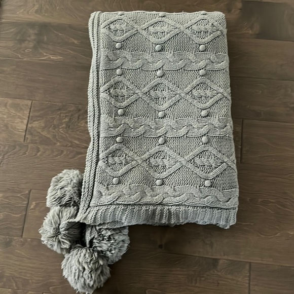 Pottery Barn Bedding Pottery Barn Chunky Cable Knit Pom Pom Throw